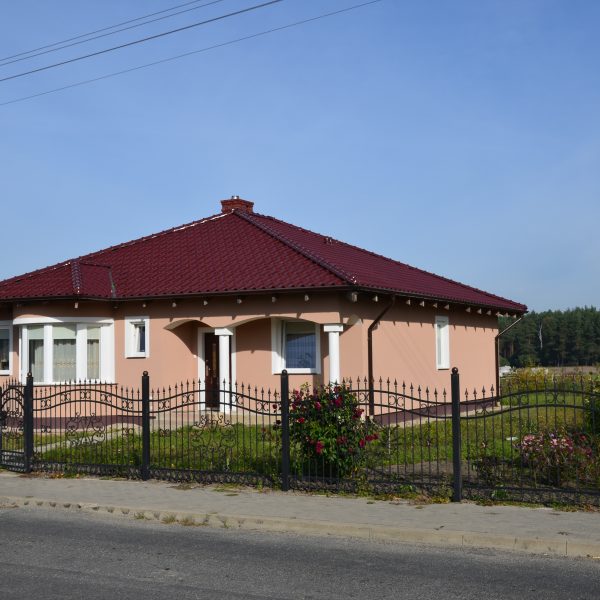 Dachówka Röben Plus Trentino na dachu o klasycznej, falistej formie.